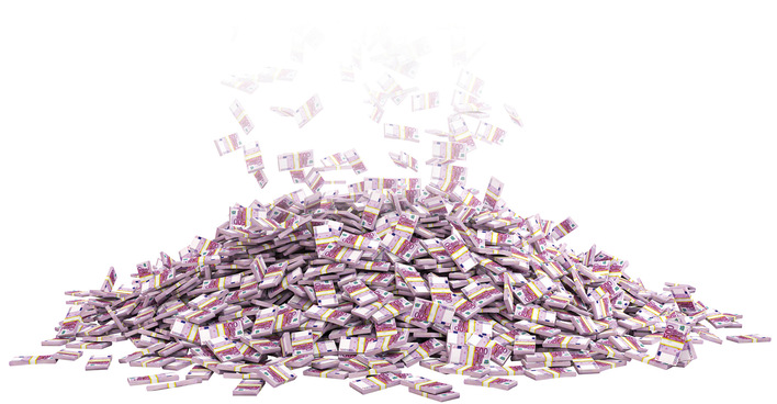 Ein großer Haufen gebündelten Bargelds mit weiteren Bündeln, die von oben herabfallen, isoliert auf einem weißen Hintergrund. - © Bild: tiero - stock.adobe.com