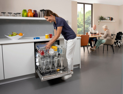 © Bild: Miele 1  Der am Projekt Kombina beteiligte Verein Wir Sind Altenpflege bietet unter anderem Workshops zum energie- und ressourcensparenden Umgang mit Geschirrspülern und anderen Haushaltsgeräten in Pflegeeinrichtungen an.